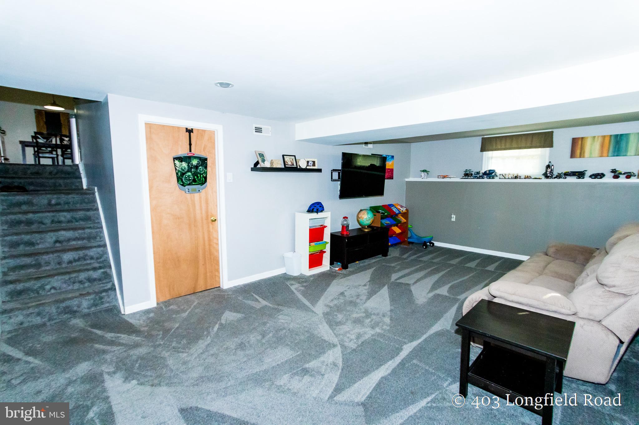 403 Longfield Road Newark, DE 19713 - Photo 10 of 30 Spacious Family Room w/ New Carpet!