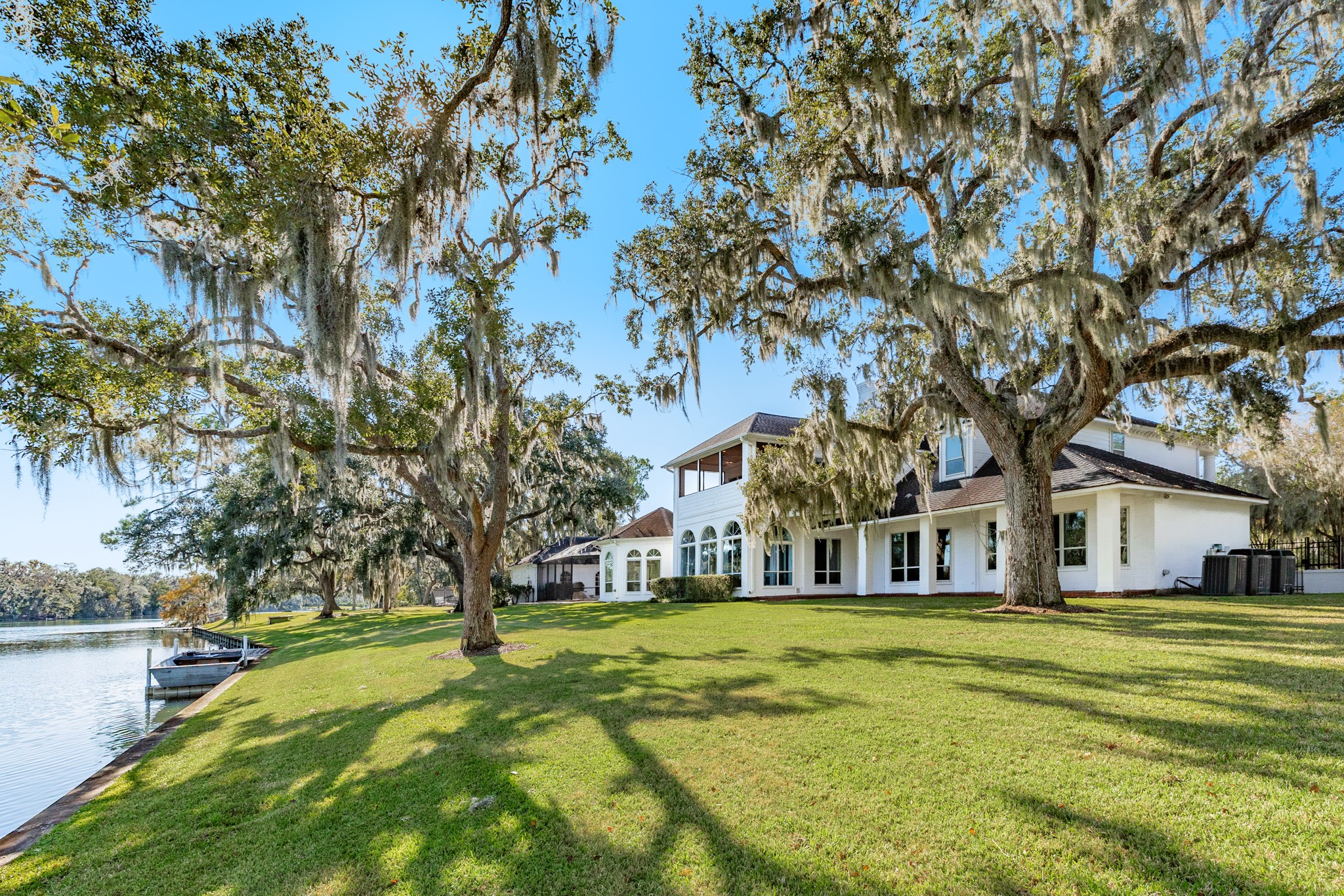 3 Bayou Road Lake Jackson, TX 77566 - Photo 6 of 50 a front view of house with yard and green space