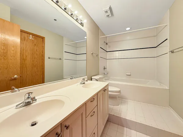 $255,000 | 910 South Michigan Avenue, Unit 1009, Chicago, IL 60605