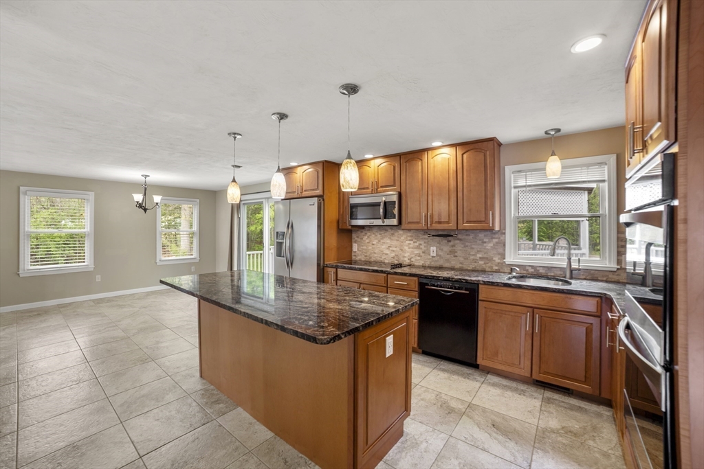 45 Thiels Way Raynham, MA 02767 - Photo 6 of 41