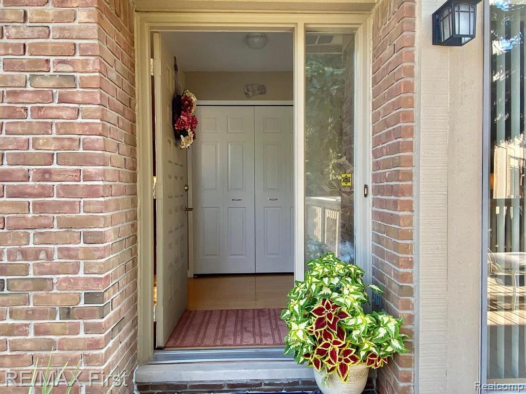 573 Tennyson Rochester Hills, MI 48307 - Photo 2 of 40