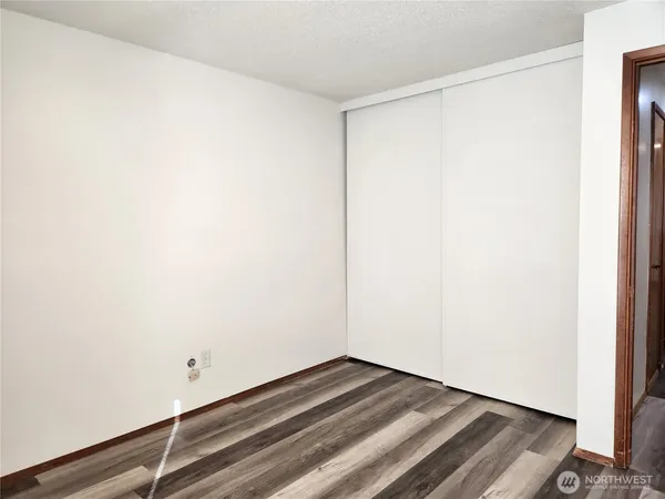 a room with a bench
