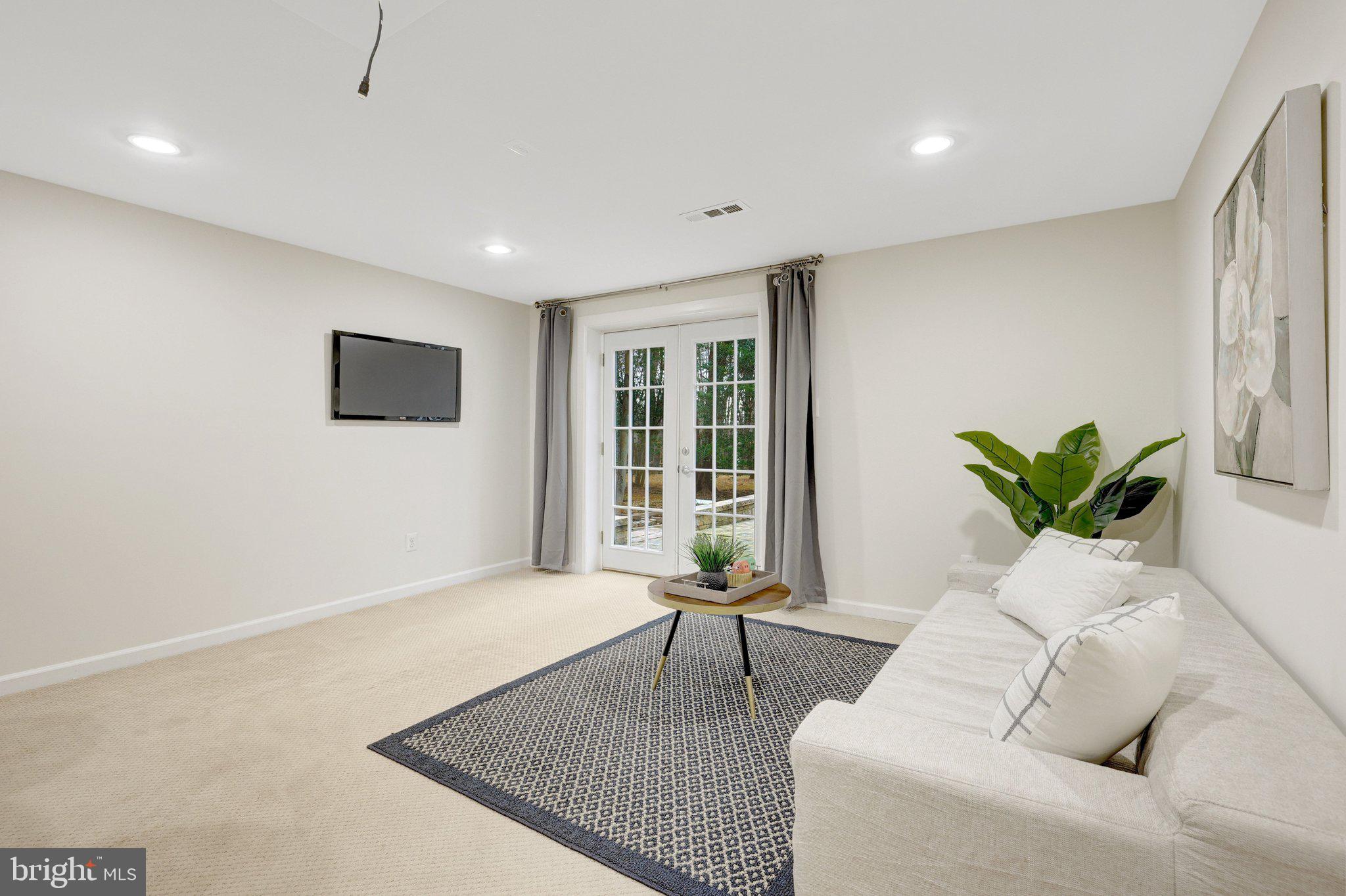 1827 Post Oak Trail Reston, VA 20191 - Photo 21 of 33 a living room with furniture and a potted plant