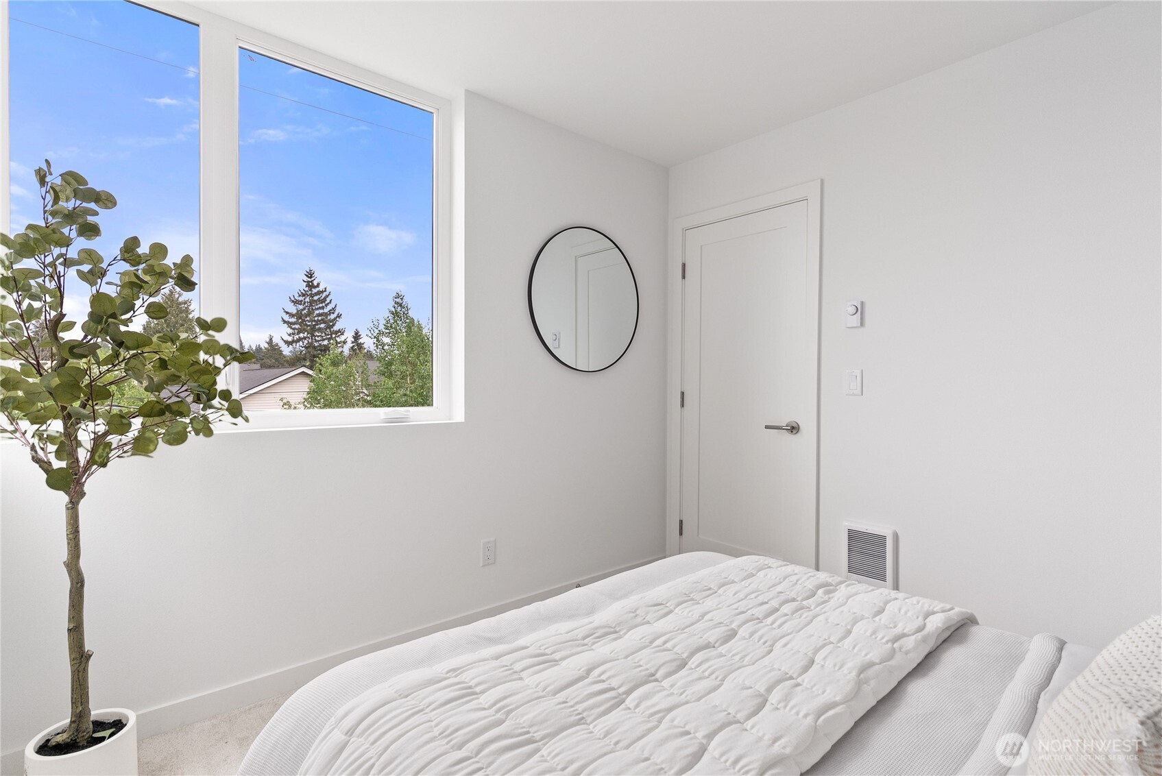 8849 Midvale Avenue North, Unit F Seattle, WA 98103 - Photo 18 of 34