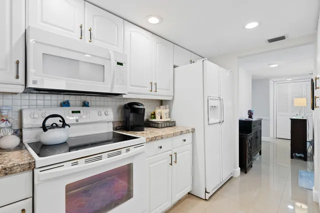 $425,000 | 899 Jeffery Street, Unit 301, Boca Raton, FL 33487