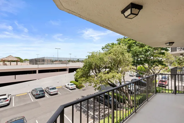 $425,000 | 899 Jeffery Street, Unit 301, Boca Raton, FL 33487