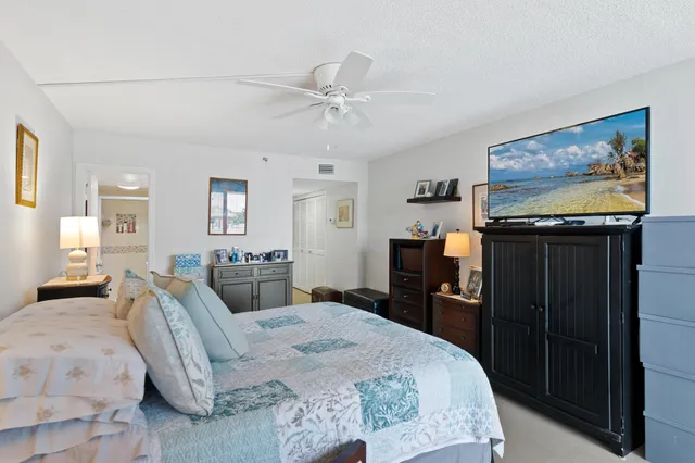 $425,000 | 899 Jeffery Street, Unit 301, Boca Raton, FL 33487