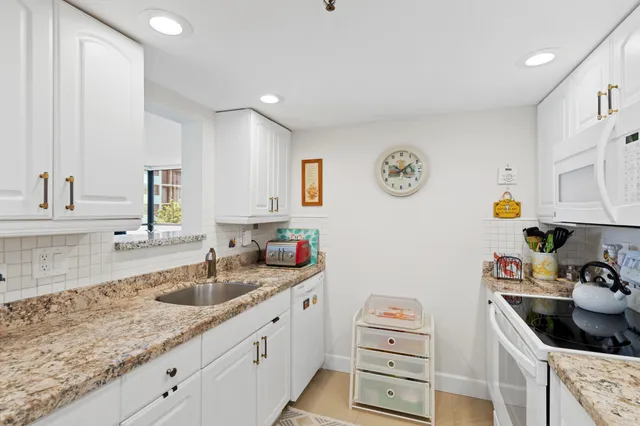 $425,000 | 899 Jeffery Street, Unit 301, Boca Raton, FL 33487