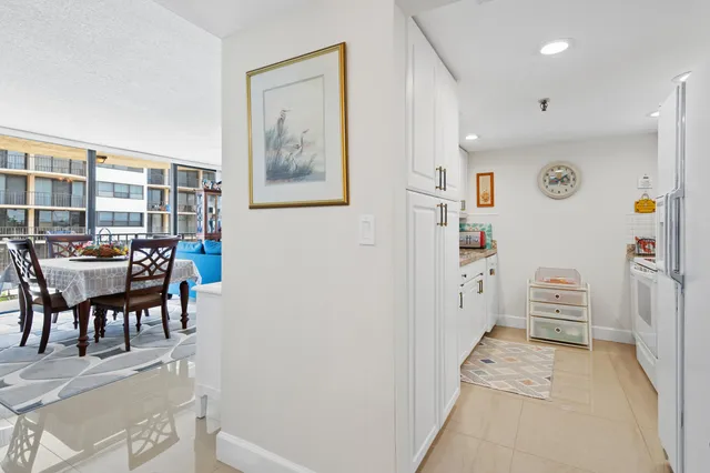 $425,000 | 899 Jeffery Street, Unit 301, Boca Raton, FL 33487