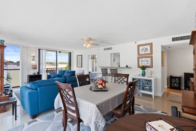 $425,000 | 899 Jeffery Street, Unit 301, Boca Raton, FL 33487