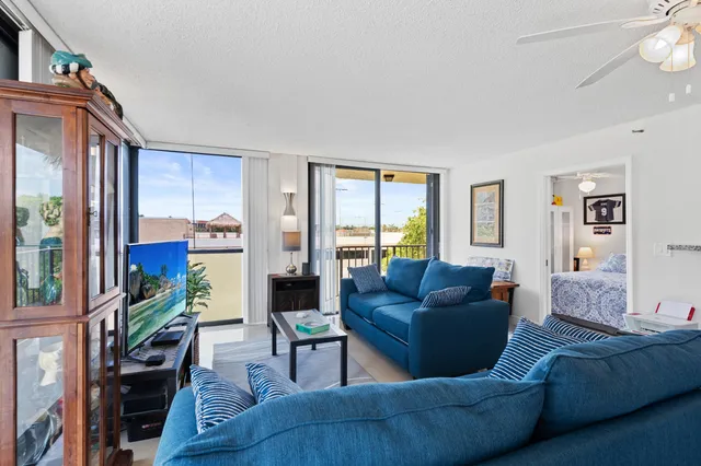 $425,000 | 899 Jeffery Street, Unit 301, Boca Raton, FL 33487