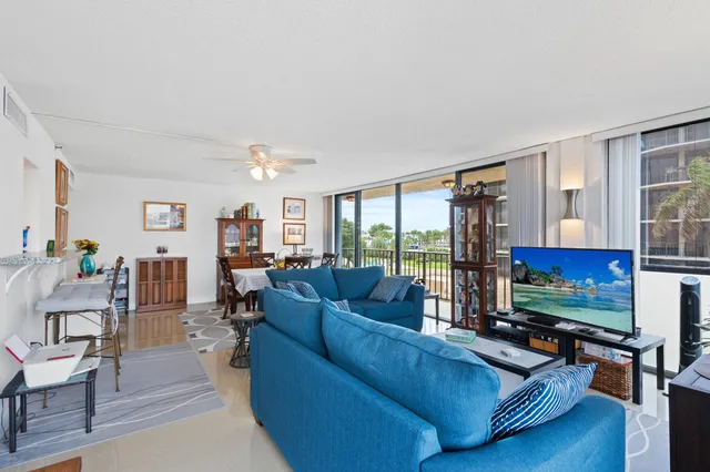 $425,000 | 899 Jeffery Street, Unit 301, Boca Raton, FL 33487