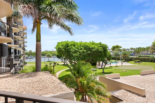 $425,000 | 899 Jeffery Street, Unit 301, Boca Raton, FL 33487