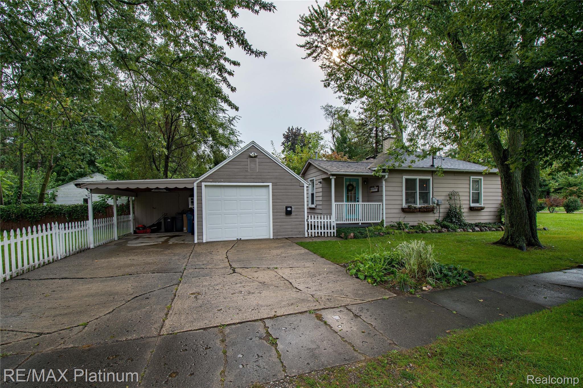 612 North Road Fenton, MI 48430 - Photo 3 of 27 612 North Rd HDR MLS2.jpg