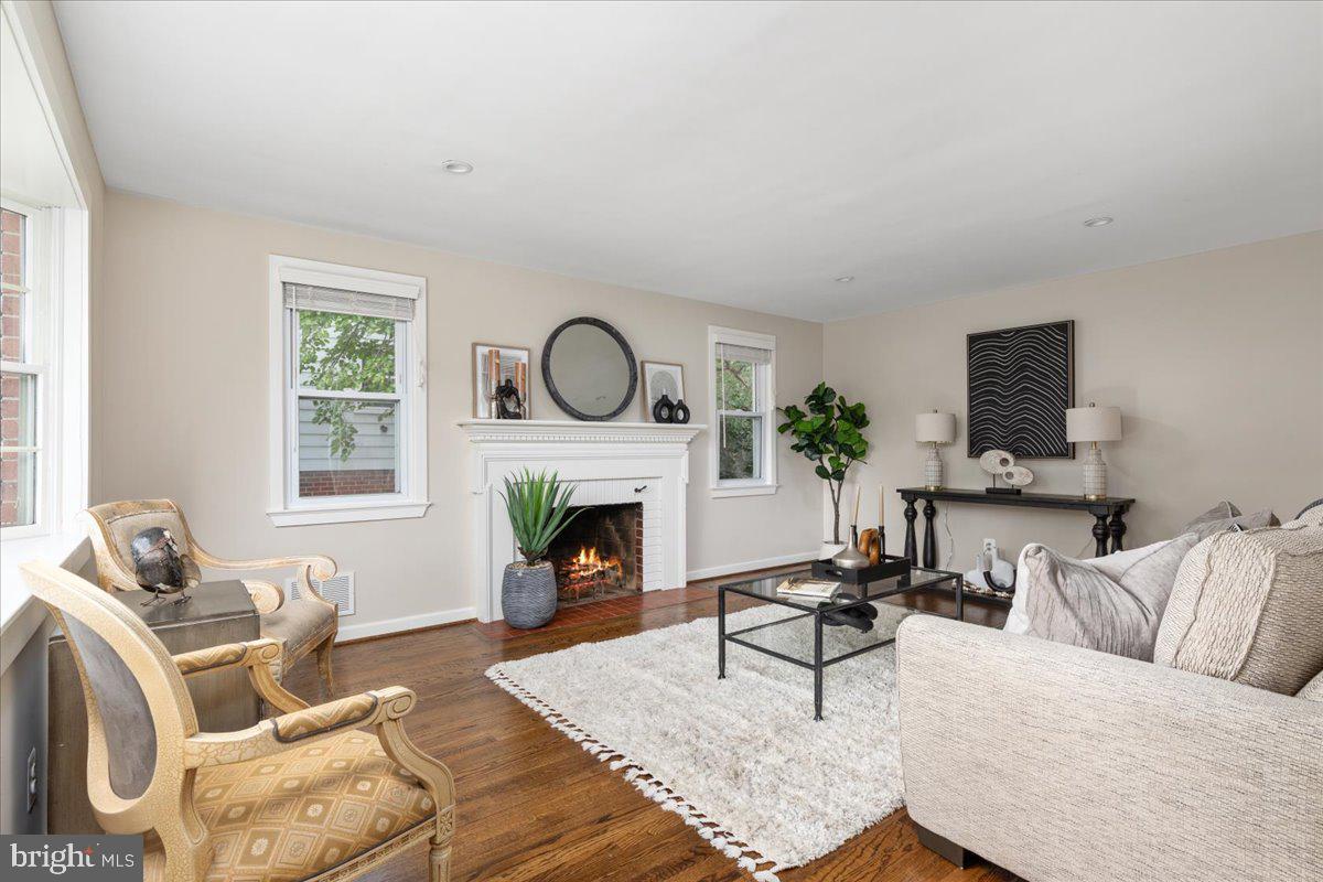 5902 Lockwood Road Cheverly, MD 20785 - Photo 7 of 47 Living room