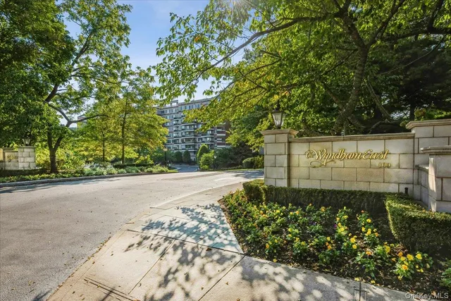 a sign of golf club on a wall
