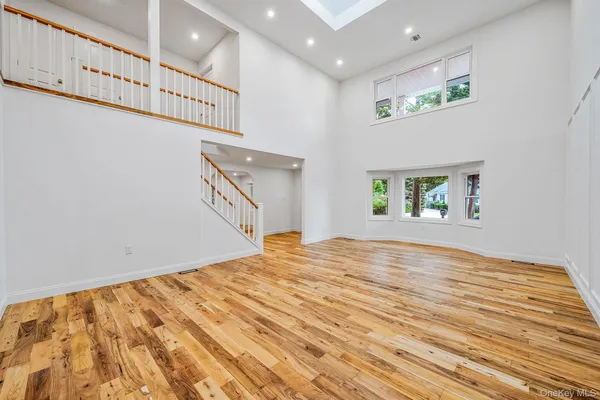 $899,990 | 6 Connetquot Drive, Oakdale, NY 11769