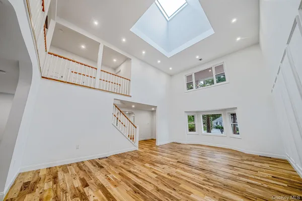 $899,990 | 6 Connetquot Drive, Oakdale, NY 11769