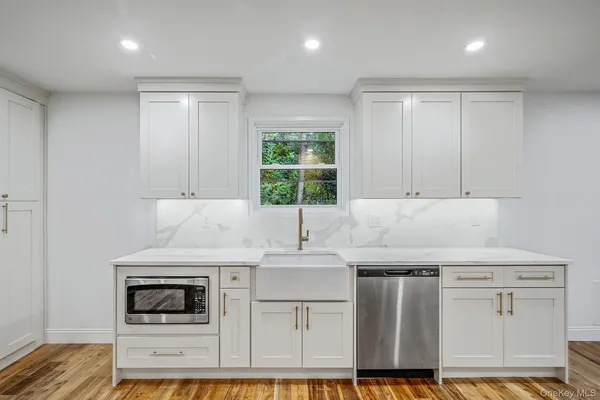 $899,990 | 6 Connetquot Drive, Oakdale, NY 11769