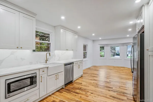 $899,990 | 6 Connetquot Drive, Oakdale, NY 11769