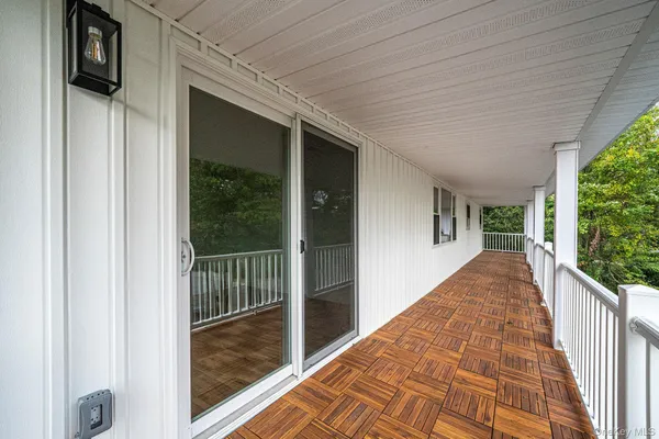 $899,990 | 6 Connetquot Drive, Oakdale, NY 11769