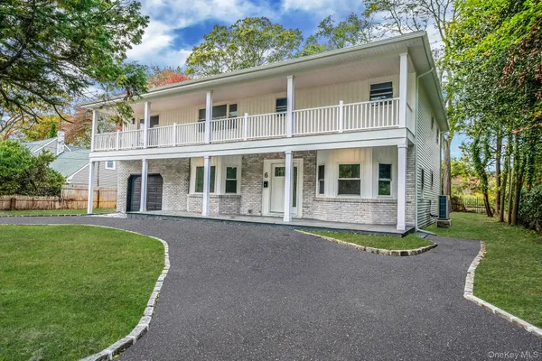 $899,990 | 6 Connetquot Drive, Oakdale, NY 11769