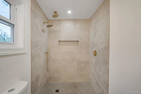$899,990 | 6 Connetquot Drive, Oakdale, NY 11769