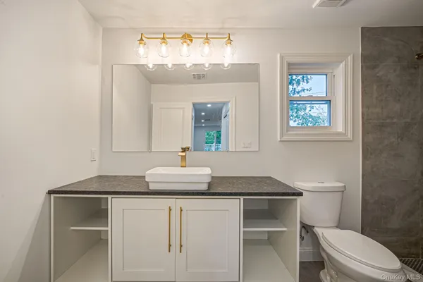 $899,990 | 6 Connetquot Drive, Oakdale, NY 11769
