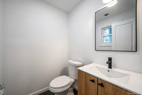 $899,990 | 6 Connetquot Drive, Oakdale, NY 11769