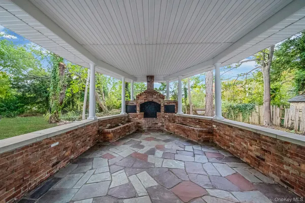 $899,990 | 6 Connetquot Drive, Oakdale, NY 11769