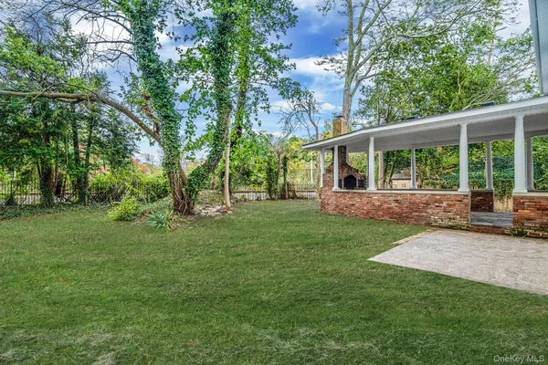 $899,990 | 6 Connetquot Drive, Oakdale, NY 11769