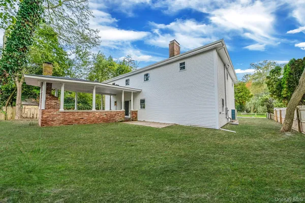 $899,990 | 6 Connetquot Drive, Oakdale, NY 11769