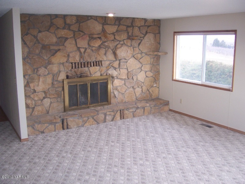 301 Kail Road Tieton, WA 98947 - Photo 12 of 34 Family Room