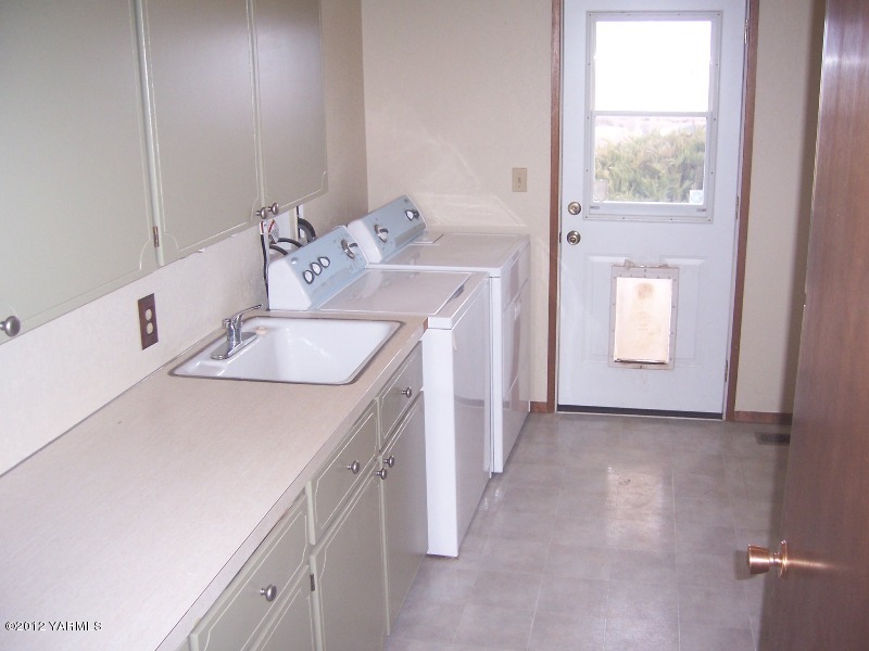 301 Kail Road Tieton, WA 98947 - Photo 18 of 34 Laundry/mud room