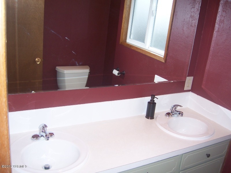 301 Kail Road Tieton, WA 98947 - Photo 20 of 34 Hall Bath
