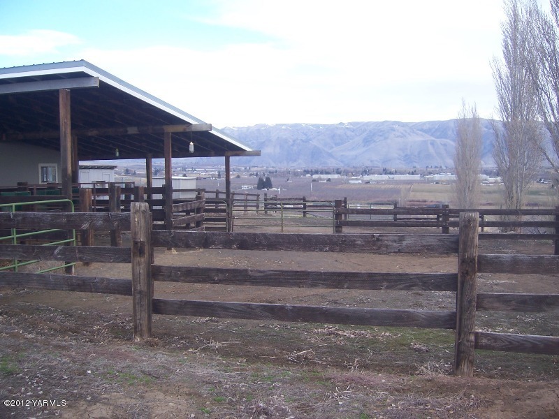 301 Kail Road Tieton, WA 98947 - Photo 8 of 34 Horse Stalls