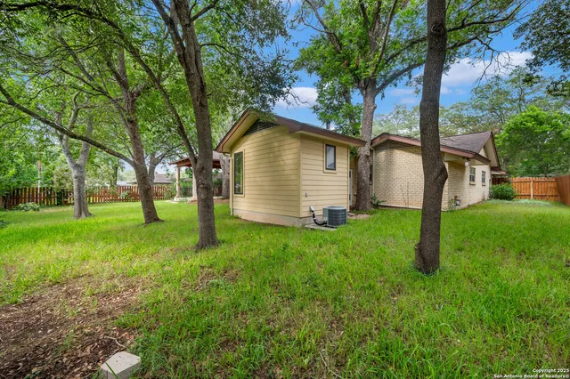 a view of a house with backyard