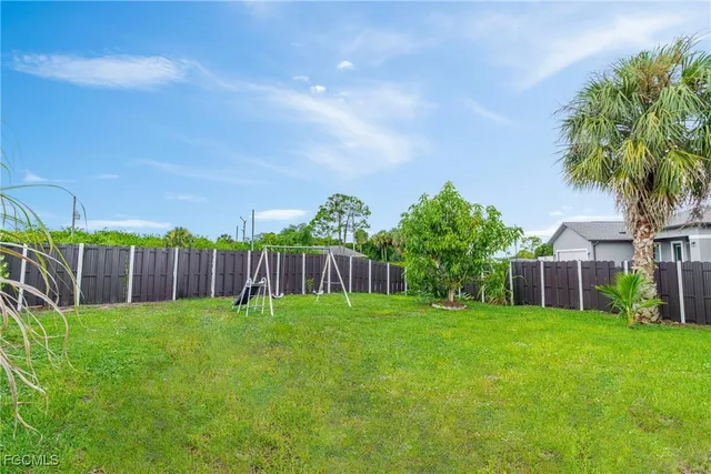 a view of an house with backyard and garden