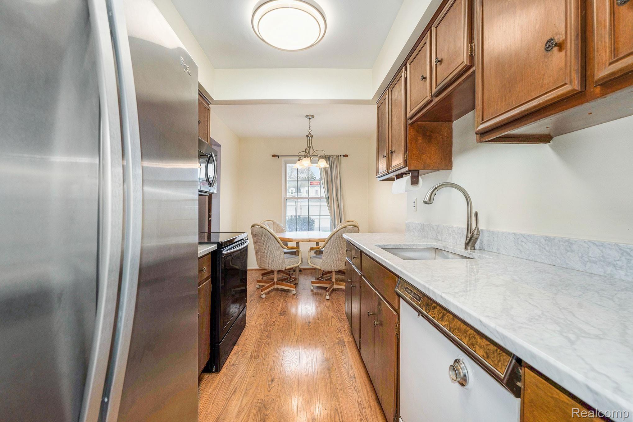 172 Manor Way Rochester, MI 48309 - Photo 12 of 38 Quartz Countertops