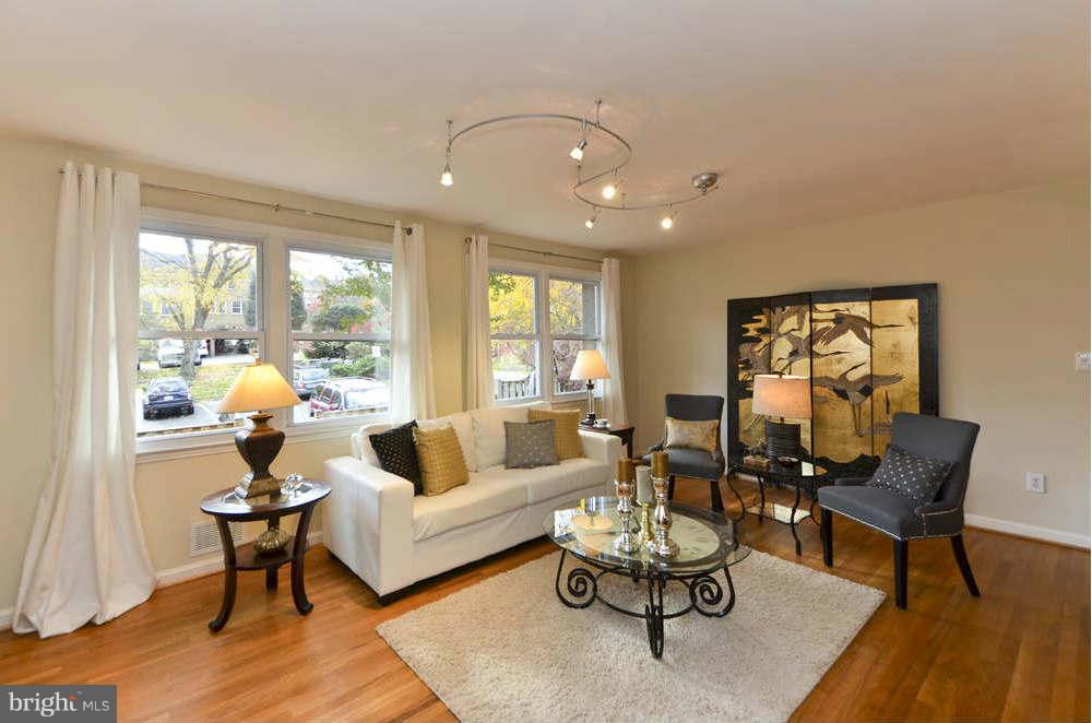 3871 Chain Bridge Road Fairfax, VA 22030 - Photo 12 of 30 Living Room