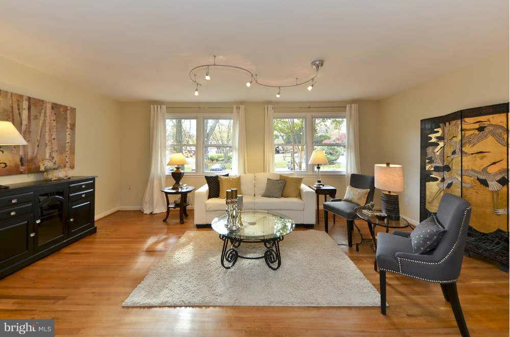 3871 Chain Bridge Road Fairfax, VA 22030 - Photo 13 of 30 Living Room