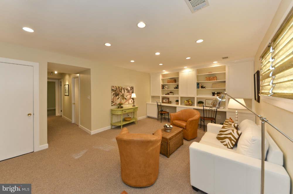 3871 Chain Bridge Road Fairfax, VA 22030 - Photo 20 of 30 Family Room