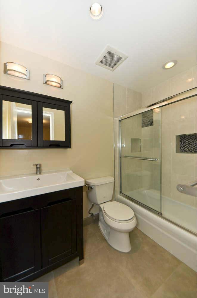3871 Chain Bridge Road Fairfax, VA 22030 - Photo 21 of 30 Bath