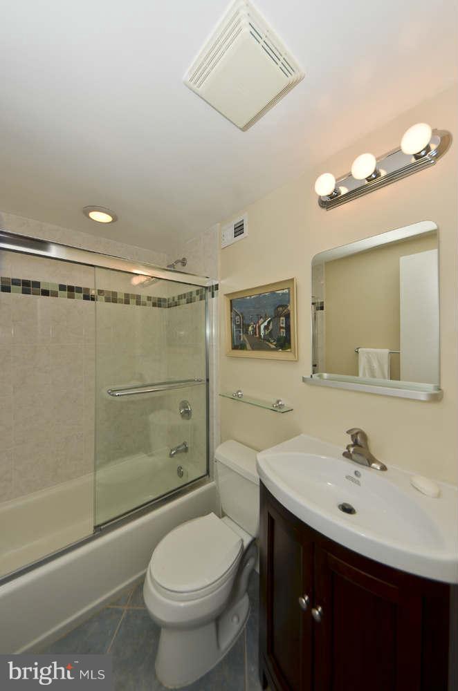 3871 Chain Bridge Road Fairfax, VA 22030 - Photo 23 of 30 Bath
