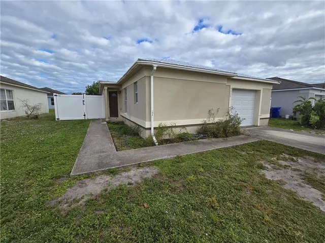 $2,000 | 4876 30th Avenue, Vero Beach, FL 32967