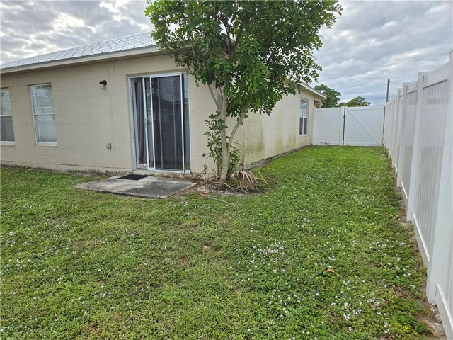 $2,000 | 4876 30th Avenue, Vero Beach, FL 32967