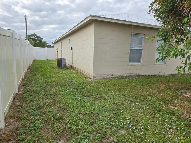 $2,000 | 4876 30th Avenue, Vero Beach, FL 32967