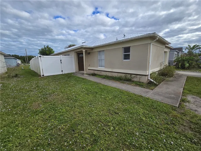 $2,000 | 4876 30th Avenue, Vero Beach, FL 32967