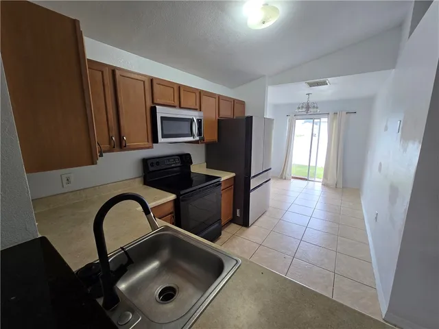 $2,000 | 4876 30th Avenue, Vero Beach, FL 32967