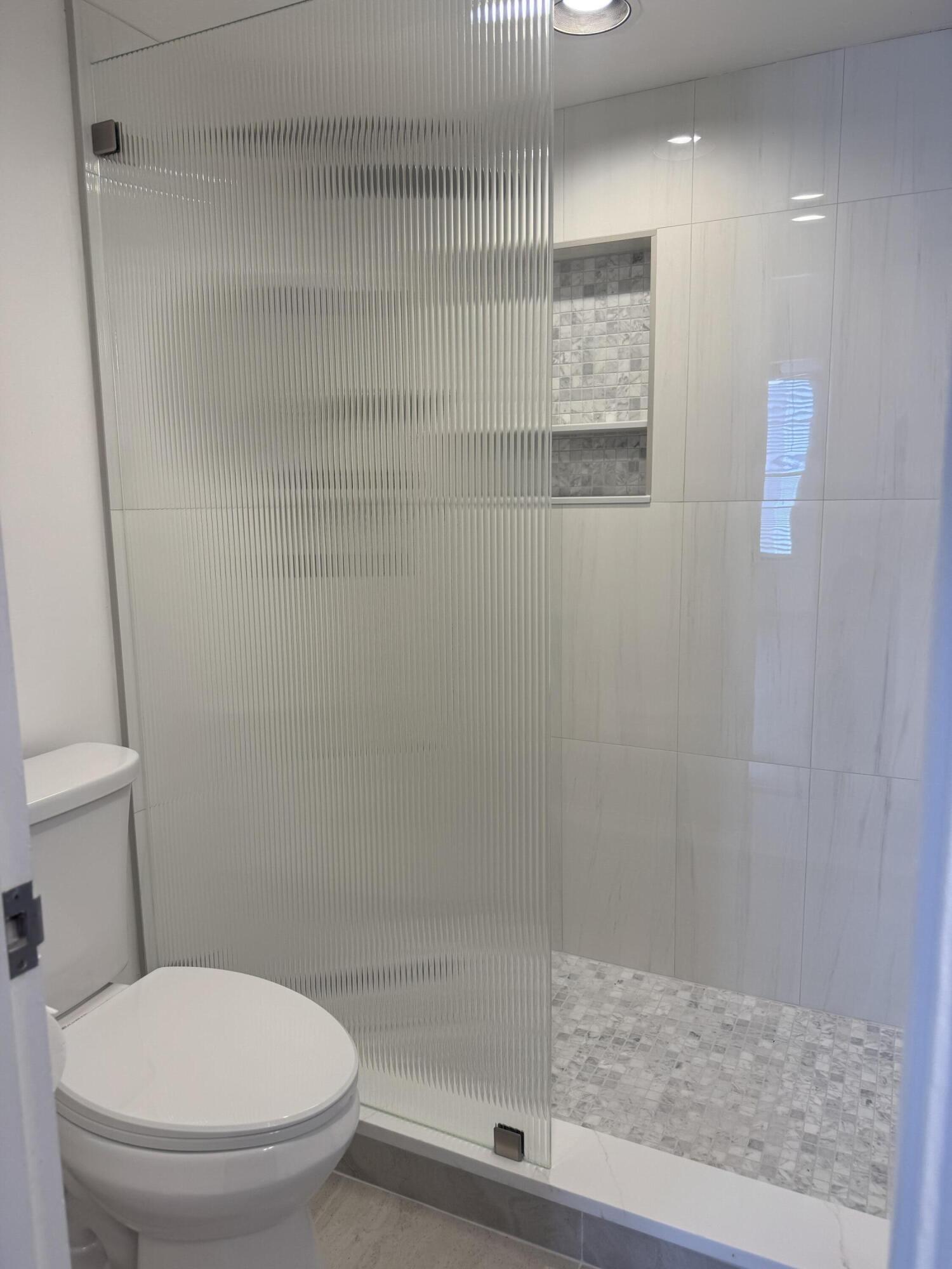 12 Royal Palm Way, Unit 2050 Boca Raton, FL 33432 - Photo 9 of 27 Owner's Bath